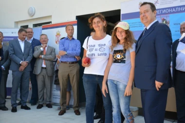 (FOTO) VRAĆA SE DOSTOJANSTVO RATNIM IZBEGLICAMA: U Sremskoj Mitrovici podeljeno 40 stanova našim sunarodnicima