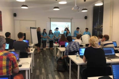 POMOĆU MOBILNOG TELEFONA: Prijavite se na besplatne IT obuke