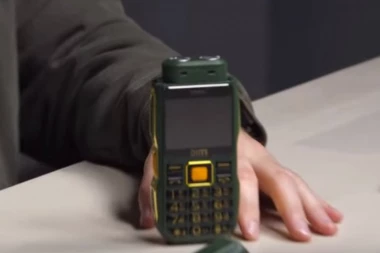 (VIDEO) Pogledajte NAJLUĐI telefon na svetu, a košta samo 23 evra!