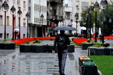 Danas nek izlaze iz kuće samo oni koji moraju: Povremeni pljuskovi praćeni grmljavinom, na planinama sneg
