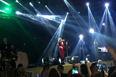 UŠĆE U MALOM! BOSONOGA CECA PRED 30.000 LJUDI U BAJINOJ BAŠTI