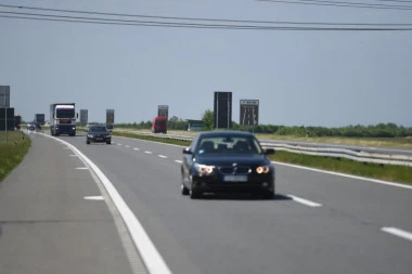 (VIDEO) Nezgoda na auto-putu kod Batajnice: Pogledajte gde je završio tovar iz jednog kamiona!