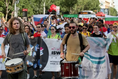 DEFILE ZASTAVA U BEOGRADU: Studenti iz 50 zemalja prošetali prestonicom!