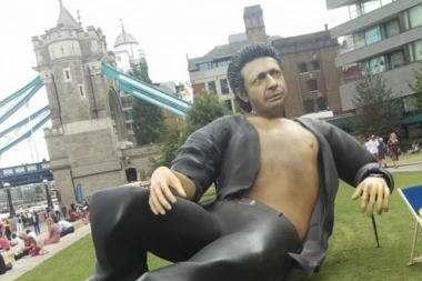 (FOTO) BIZARNA STATUA glumca osvanula u Londonu!