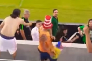 (VIDEO) Kakav aperkat: Legendarni kolumbijski golman "zategao" navijača u bradu!