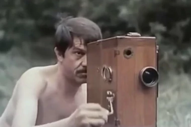 (FOTO) "LUPKAJ MALO NOŽICAMA": BOŠKO OBRADOVIĆ BOLJA KUPAČICA OD KRISTINE