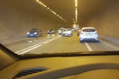 (FOTO) STRAVIČNA NESREĆA U BEOGRADU: Pogledajte jezive slike sudara u Ostružničkom tunelu!