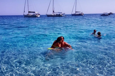 (FOTO) PEVAČICA NA ROMANTIČNOM ODMORU: Biljana Sečivanović ljubi verenika na Skijatosu!