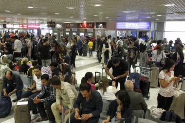 Panika! Više od 70 Srba zarobljeno na aerodromu u Parizu! Na let za Beograd čekaju već 12 sati