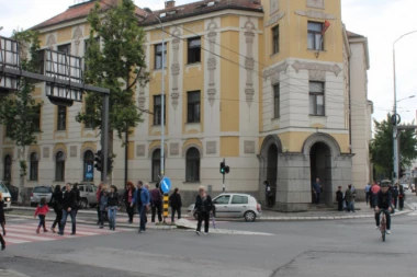 HOROR U NIŠKOJ PALATI PRAVDE: Blagoje (75) izbo devojku (17), pa popio sonu kiselinu!