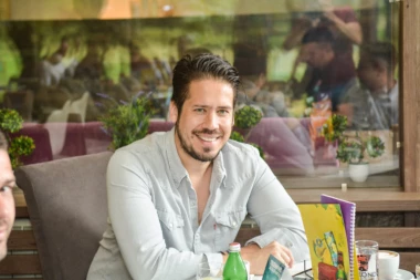 Estradnjake ujedinila briga za najstarije: Poznati mole bake i deke da ostanu u svojim kućama!