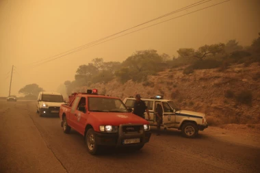 (FOTO+VIDEO) GORI ATINA: Izgorele kuće, ljudi beže i spasavaju ŽIVE GLAVE!