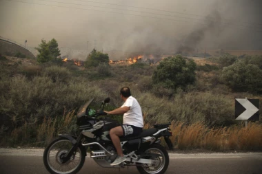 Pronađena najmanje ČETIRI UGLJENISANA TELA u Atini!