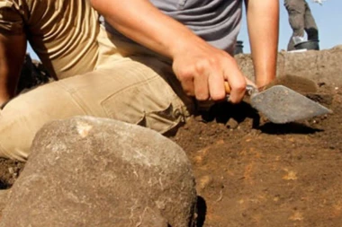 GDE ĆE IM DUŠA? Pronađena živa ženska beba zakopana u zemlji