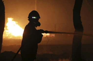 POŽAR NA ZVEZDARI! Vatrena stihija PROGUTALA poznati restoran brze hrane