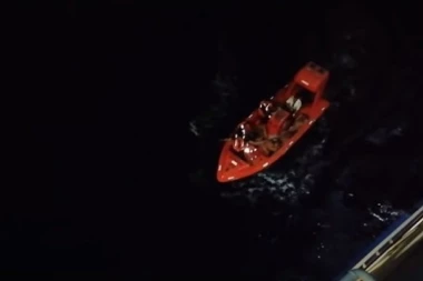 (VIDEO) SKAKALI U MORE DA BI SE SPASLI OD PLAMENA: Francuzi jedva izvukli živu glavu