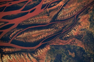 (FOTO) MADAGASKAR KRVARI: Tužno objašnjenje zašto je ova reka crvena!