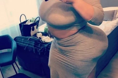 (VIDEO 18+) ŠTA VI KAŽETE? Ova devojka misli da je njena džinovska guza seksi i na njoj ZARAĐUJE!