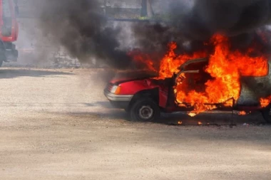 SAŠA JANKOVIĆ ZAPALIO AUTO!