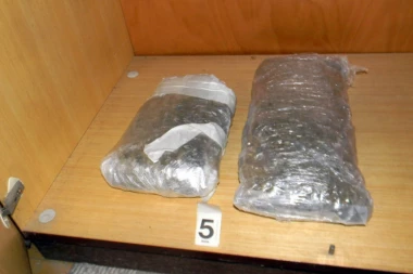 (FOTO) PAO DILER IZ BEOGRADA: Policija mu upala u stan i našla veliku količinu droge