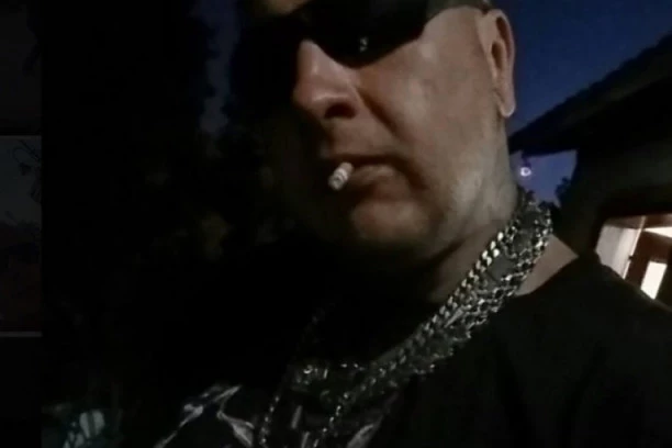 (VIDEO 18+) ZAMERIO SE POGREŠNOM ČOVEKU: Biza glumi žestokog momka, a MANJI JE OD MAKOVOG ZRNA