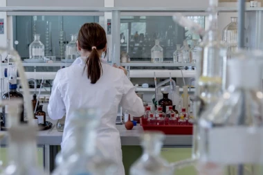 Britanski naučnici traže zamorčiće na kojima će testirati vakcine protiv Kovida-19