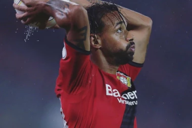 Šok u Leverkuzenu: FUDBALER KOLABIRAO TOKOM UTAKMICE!