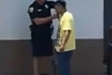 (VIDEO) POLICAJAC RASTOPIO SRCA ŠIROM SVETA: Pomogao beskućniku da nađe posao!