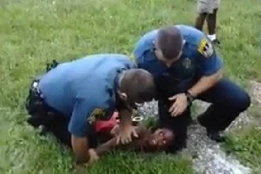 (VIDEO) JE L' TO ZATO ŠTO JE CRN? Policajci oborili DEČAKA OD 7 GODINA, iako ništa nije uradio!