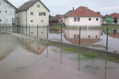 (FOTO) CELA SJENICA POD VODOM: Poplavljeno više od 200 kuća, ljudi šetaju u gumenim čizmama!