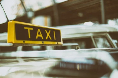Nelegalno pružali taksi usluge: Pivedena dvojica muškaraca u Kragujevcu!
