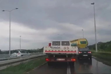 (VIDEO) JEZIV SNIMAK SA OSTRUŽNIČKOG MOSTA: Voze u suprotnom smeru, razlog je šokantan