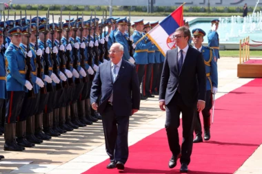 VUČIĆ SA PREDSEDNIKOM IZRAELA: Svečani doček ispred Palate Srbija