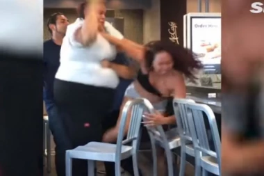 (UZNEMIRUJUĆI VIDEO) Radnica Mekdonaldsa krvnički pretukla mušteriju - razlog će vas ŠOKIRATI!