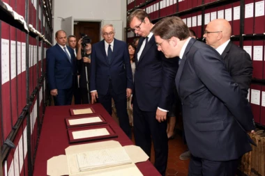 VUČIĆ I SKAT U AHRIVU: U čast Srpskog dana iznad BELE KUĆE prvi put se zavijorila druga zastava i to NAŠA!