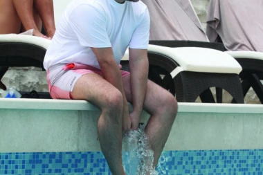 Stanković se kupa selektivno: Milan oprao noge u bazenu!