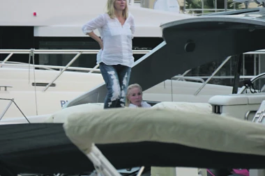 Lepa Brena na jahti drema!