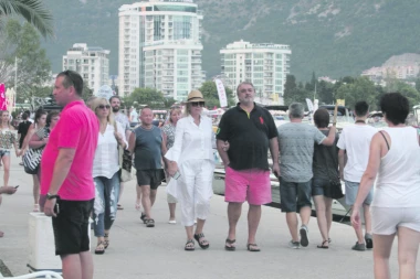 NE GLUMI ZVEZDU: Lepa Brena prošetala Budvom i EVO KOME SE JAVILA!