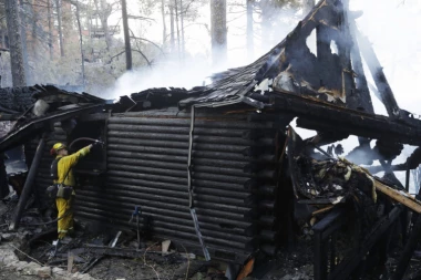 Požar u Frikomu: 6 vozila potpuno spaljeno, dva nagorela