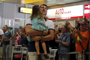 (FOTO) Doček vaterpolista: Zagrljaji vredni zlata