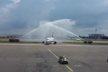 PANIKA U AVIONU MONTENEGRO ERLAJNZA: Puklo staklo na pilotskoj kabini, morali da se vrate!