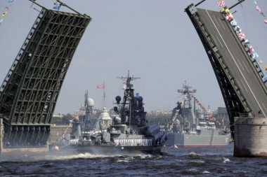 (FOTO) Putin spektakularnom paradom obeležio Dan mornarice: GOSPODAR MORA!