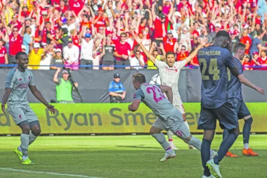 (FOTO) Grujić grlio Šaćirija