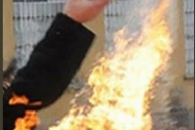 BAČEN MOLOTOVLJEV KOKTEL NA MERCEDES: Džip u Novom Pazaru POTPUNO IZGOREO