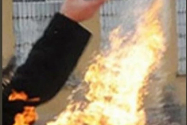 BAČEN MOLOTOVLJEV KOKTEL NA MERCEDES: Džip u Novom Pazaru POTPUNO IZGOREO