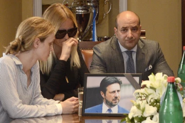 (FOTO) ODRŽANA KOMEMORACIJA UBIJENOM ADVOKATU: Porodica, prijatelji i kolege se oprostili od Ognjanovića