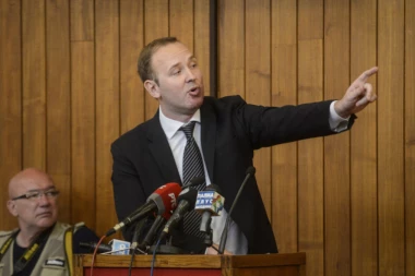 TONU SVE DUBLJE! Jeremićev jurišnik Todorić prostački izvređao Emanuela Makrona