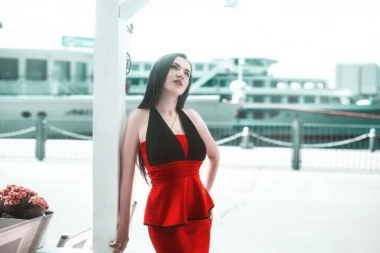 Bivša voditeljka bavi se elitnom prostitucijom: Bahanalisala se na luksuznoj jahti sa gomilom muškaraca, a onda su doživeli  brodolom!