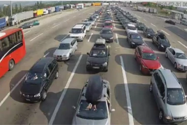 HAOS NA GRANICAMA SRBIJE: Duge kolone vozila na prelazima, čeka se i po SAT I PO!