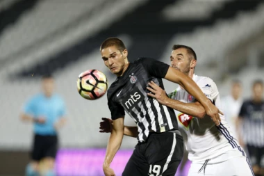 CRNO-BELI ČUPAJU KOSU: Bivši napadač Partizana IZDOMINIRAO!